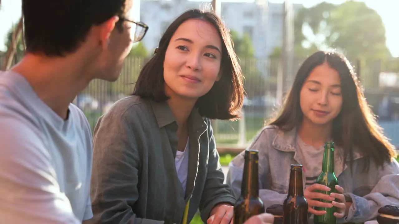 Gruppe Von Drei Japanischen Freunden Mit Bier Die Sich Unterhalten Während Sie An Einem Sonnigen Tag Draußen Am Tisch Sitzen