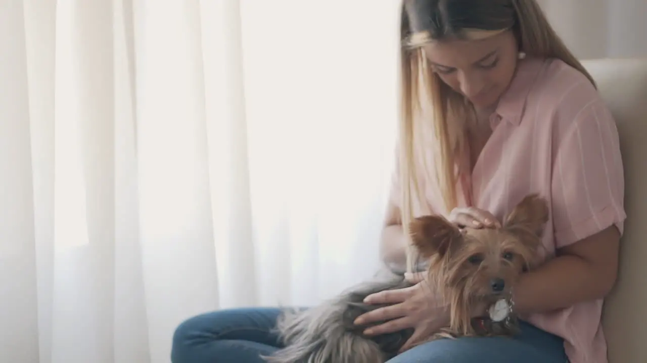 Mujer Joven Acariciando A Su Perrito En Casa 2