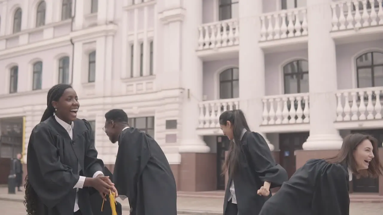 Grupo Multicultural De Estudiantes Graduados Lanzando Sus Gorras Al Aire 1