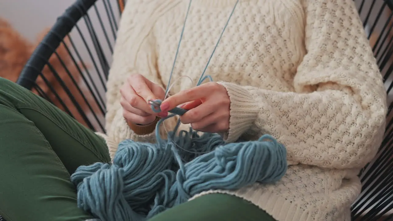 Die Hände Eines Nicht Erkennbaren Mädchens Das Mit Blauer Wolle Strickt