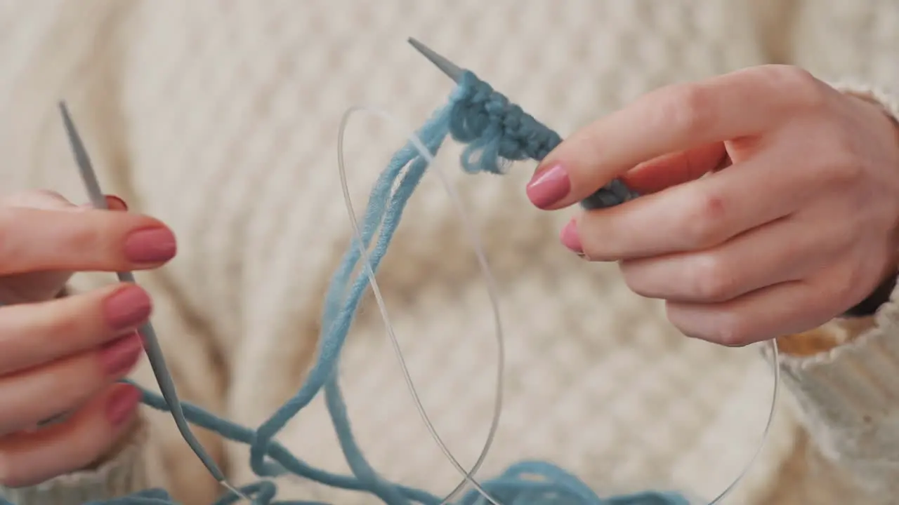 Die Hände Eines Nicht Erkennbaren Mädchens Das Mit Blauer Wolle Strickt 1