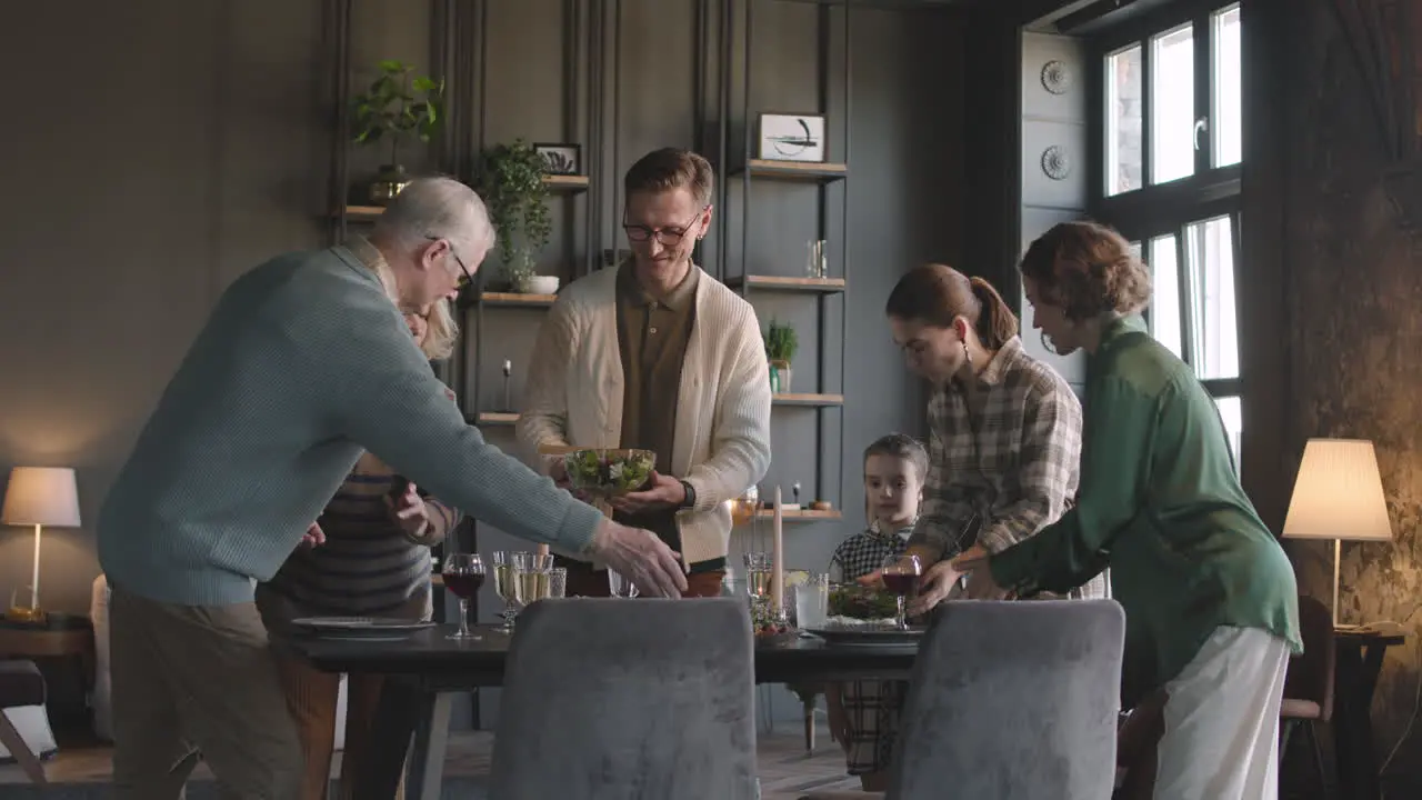 Glückliche Familie Bereitet Den Tisch Vor Um Gemeinsam Zu Essen