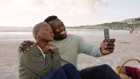 Pareja Feliz Tomando Una Selfie Con Un Teléfono