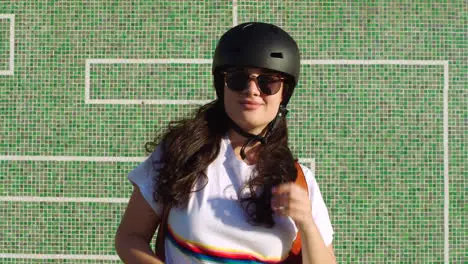 Joven Patinadora Divirtiéndose Al Aire Libre