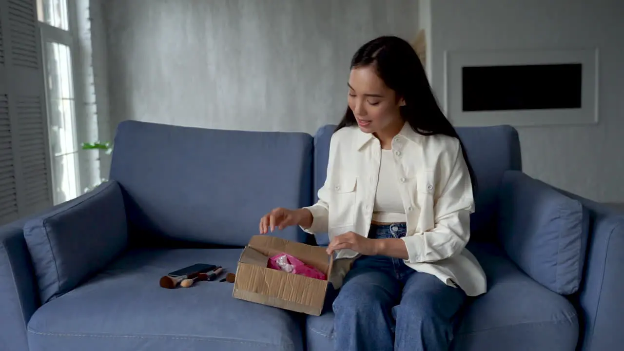 Influenciadora Femenina Haciendo Unboxing Mostrando Nuevos Productos De Maquillaje