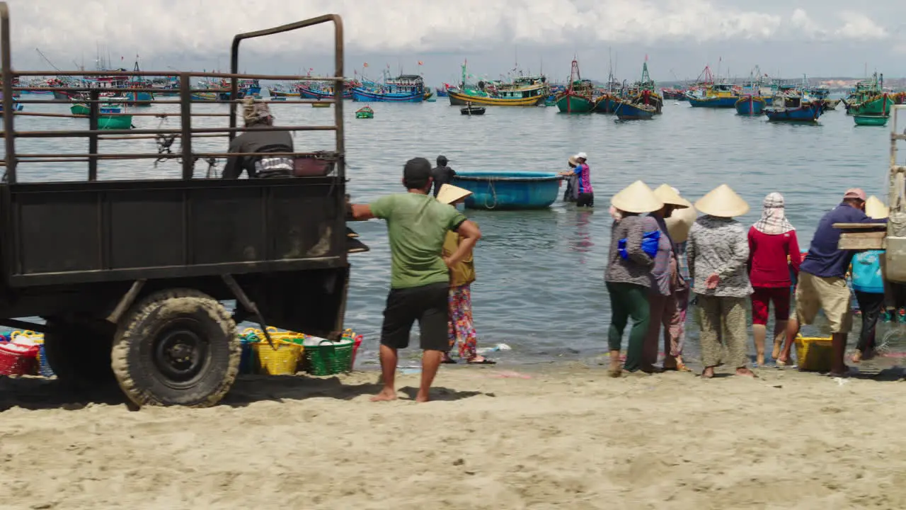 Slider shot captures hustle and bustle of Mui Ne's fishing community