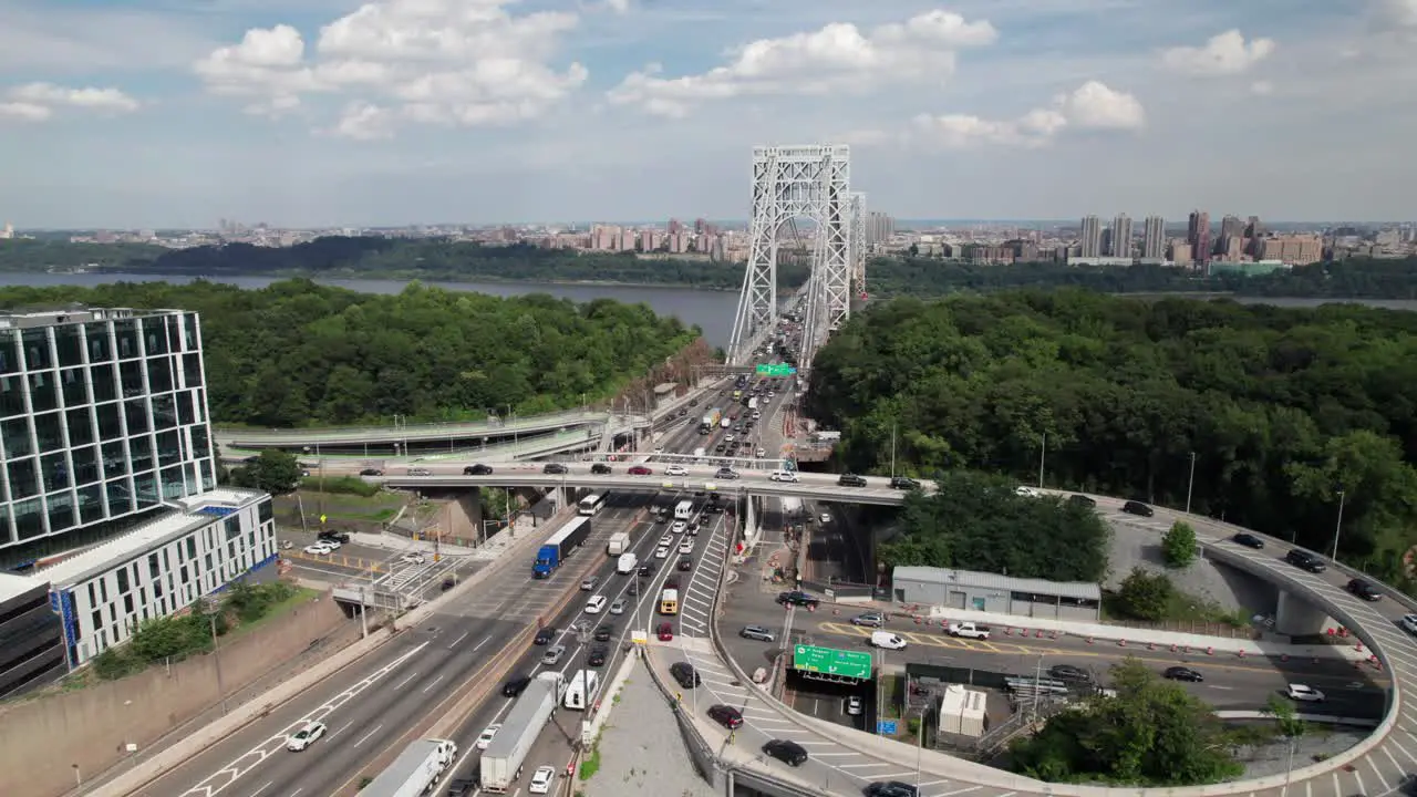 Heavy traffic pattern entering New York City