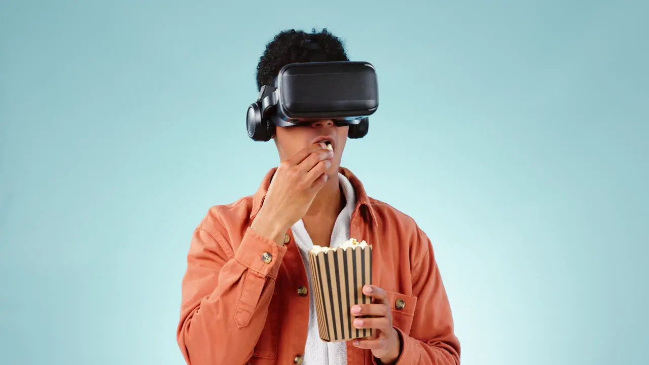 Man popcorn and virtual reality