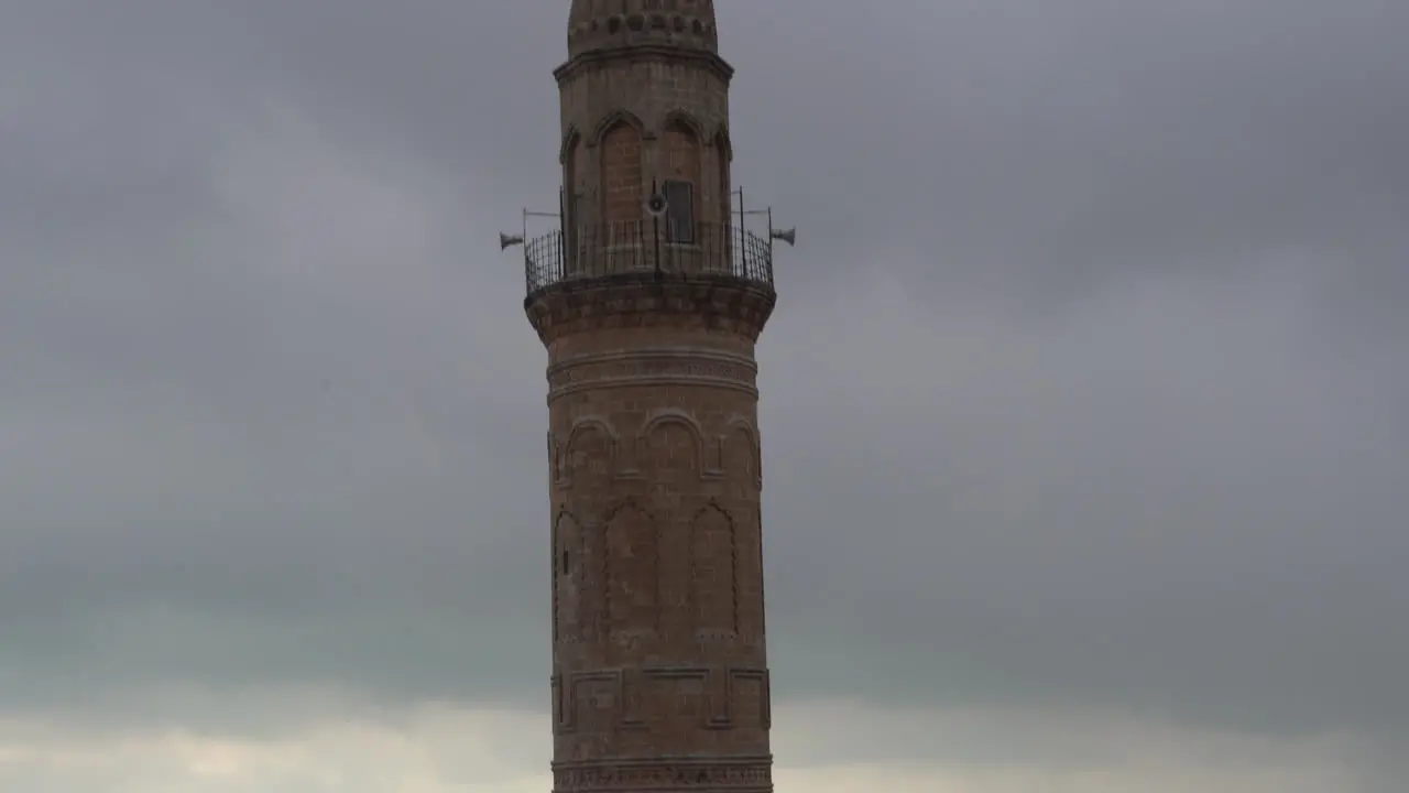 By tilting the camera upwards starting from the dome of the Mardin Ulu Mosque and scanning the minaret it sees the balcony of the minaret