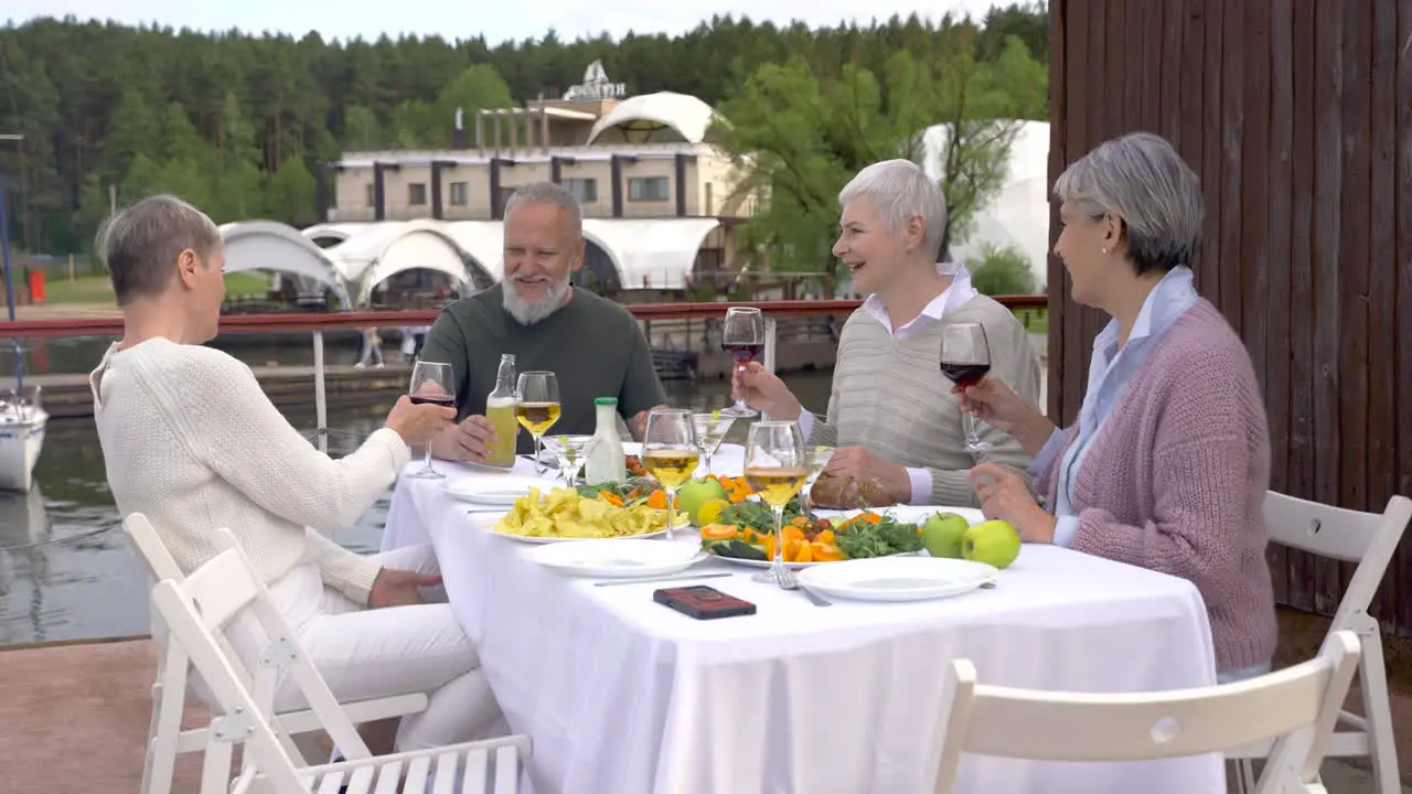 Eine Gruppe älterer Leute Trinkt