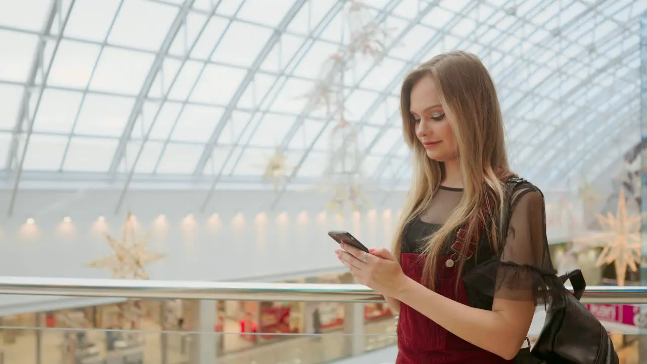 Mädchen Benutzen Mobiltelefon Verwischen Das Bild Im Inneren Des Einkaufszentrums Als Hintergrund