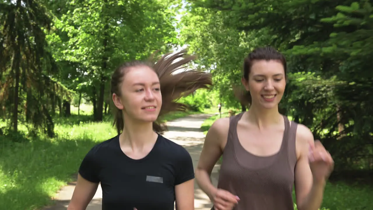 Zwei Hübsche Sportlerinnen Laufen Draußen Im Park 1