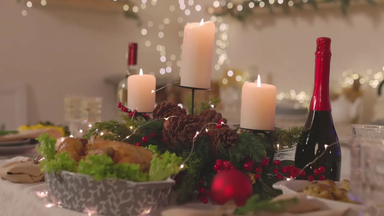 Deliciosa Comida Tradicional Y Velas Encendidas En La Mesa De Cena Navideña 4