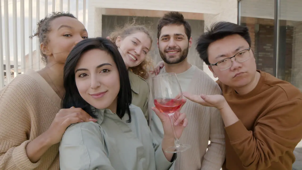 Un Buen Grupo De Amigos Se Toman Una Selfie Mientras Tontean 3