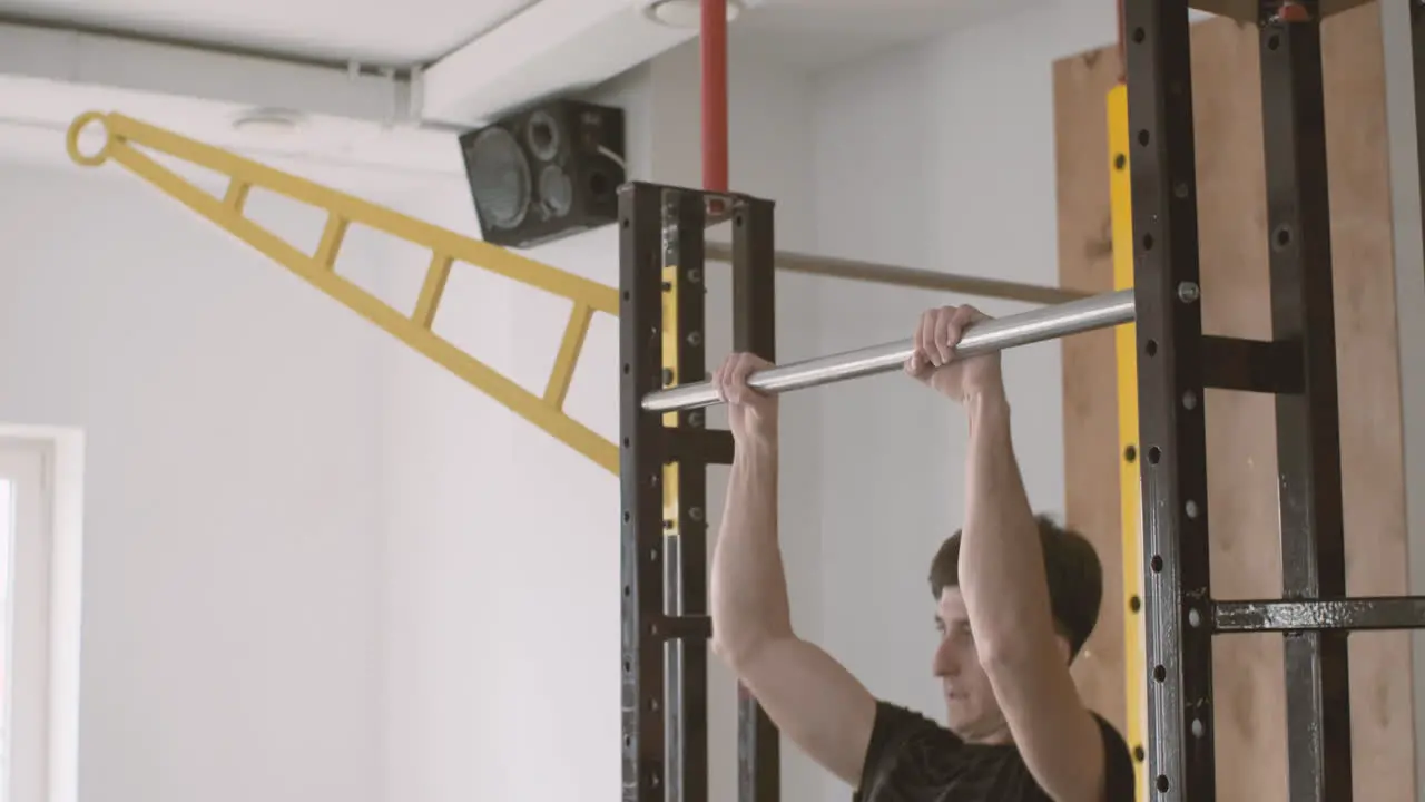 Un Joven Deportivo Hace Pull Ups En El Gimnasio