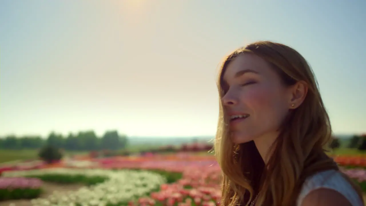 Retrato De Una Mujer Sonriente A La Luz Del Sol Niña Feliz Disfrutando De La Naturaleza En El Parque De Flores