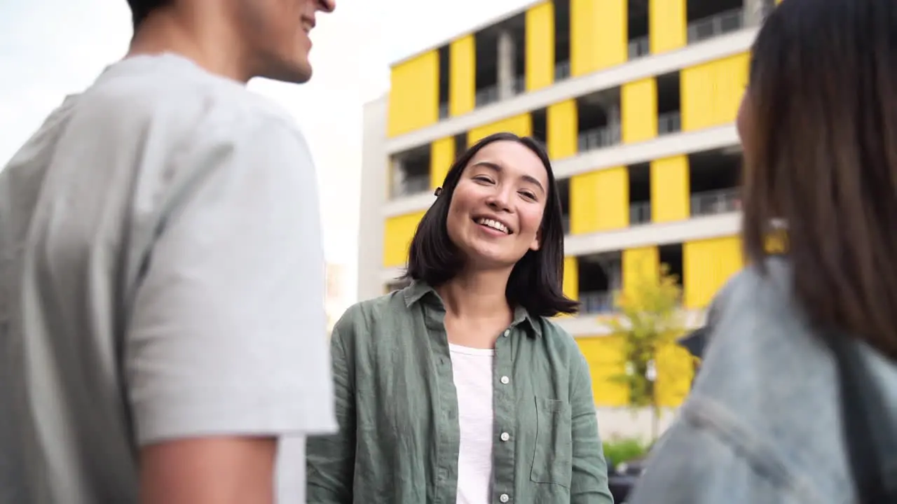 Grupo De Tres Felices Jóvenes Amigos Japoneses Parados Afuera Y Hablando Entre Ellos 3