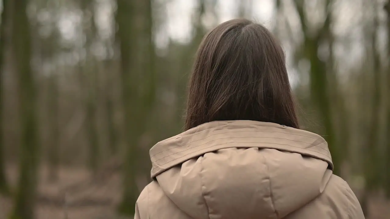 Una Niña Camina Por El Bosque Mirando De Un Lado A Otro