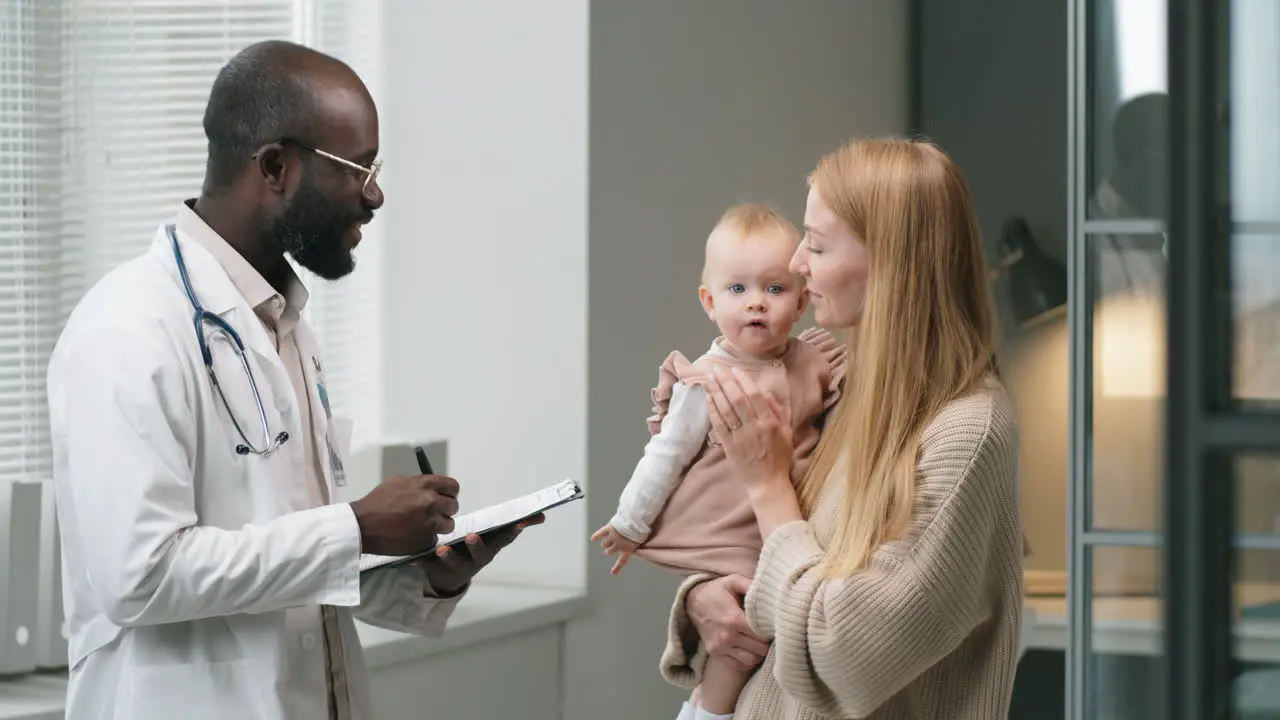 Arzt Berät Frau Mit Baby In Der Klinik