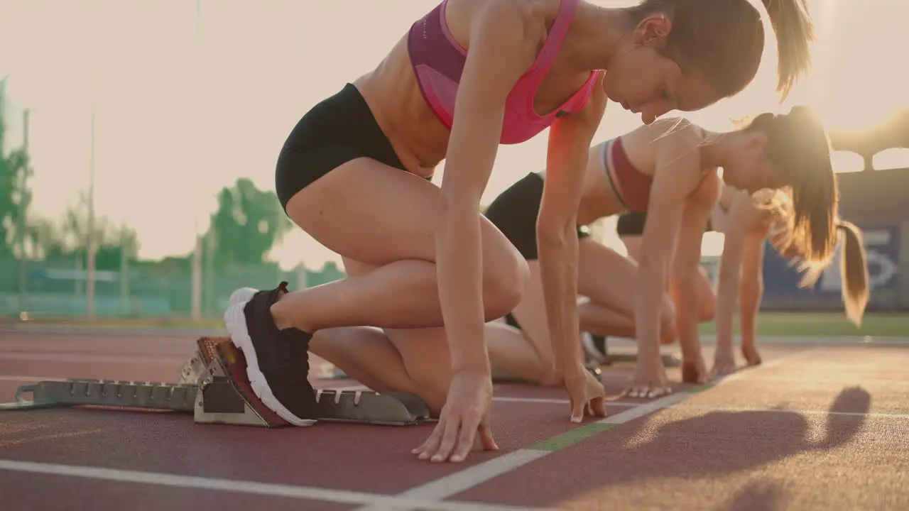 Tres Atletas Femeninas Comienzan Simultáneamente A Correr Maratón Rivalidad En Cámara Lenta Mujeres Paradas En Una Línea De Salida Antes De La Carrera