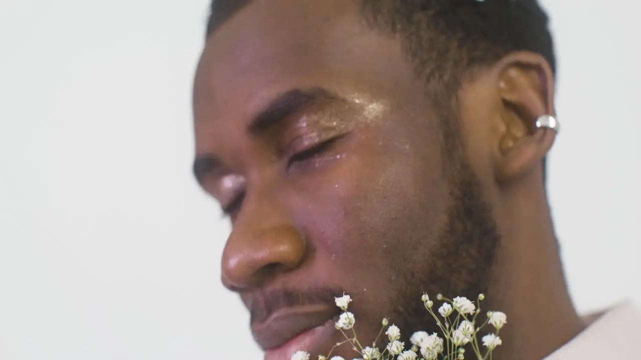 Hombre Guapo Con Pequeños Sopladores De Aliento De Bebés En Pánico En Su Cabello