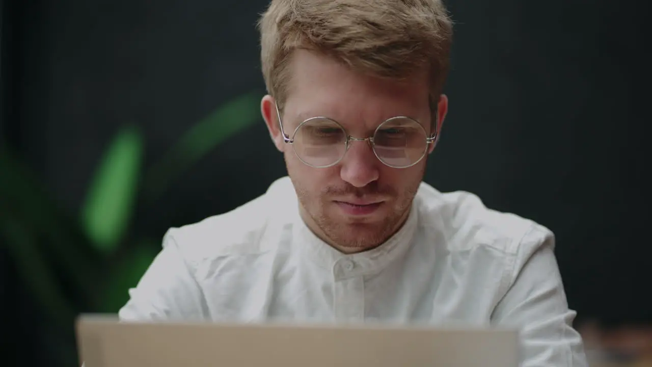 Un Apuesto Hombre Europeo Está Leyendo Noticias En La Pantalla De Una Computadora Portátil En Casa O En La Oficina Retrato De Expresión Facial Pensante