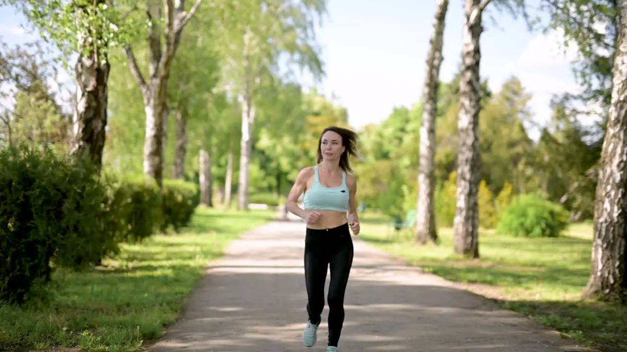 Deportista Sonriente Corriendo En El Parque En Un Día Soleado