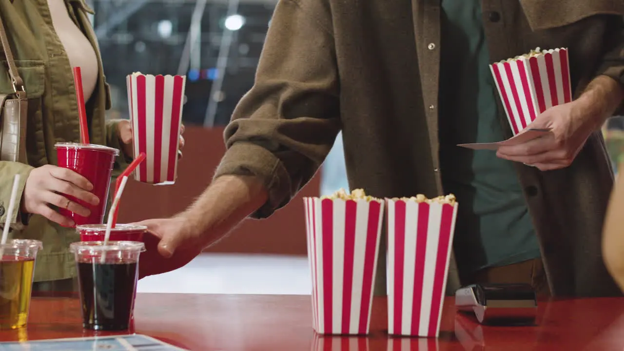 Nahaufnahme Eines Nicht Erkennbaren Paares Das Kinokarten Popcorn Und Alkoholfreie Getränke An Der Kinotheke Kauft