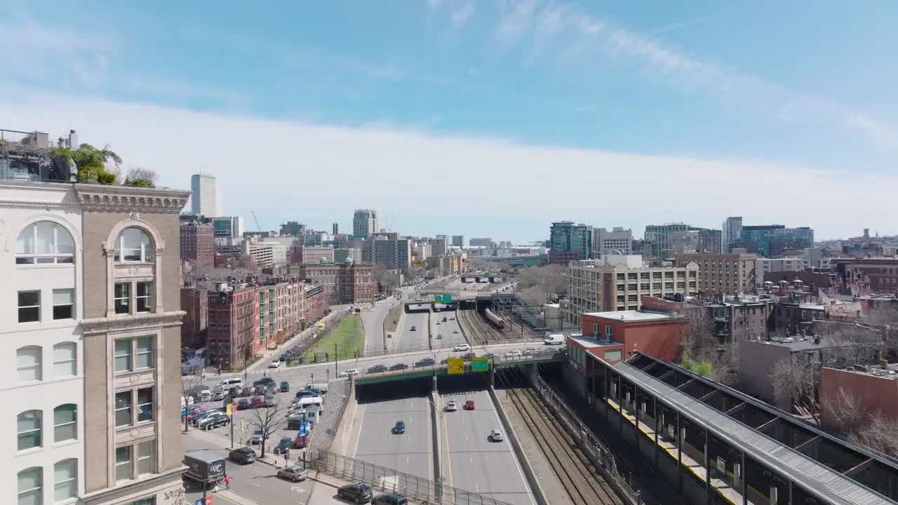 Luftaufnahme Des Verkehrs Auf Der Turnpike Road Von Massachusetts Im Städtischen Bezirk Zug Fährt Auf Parallelem Gleis Boston USA