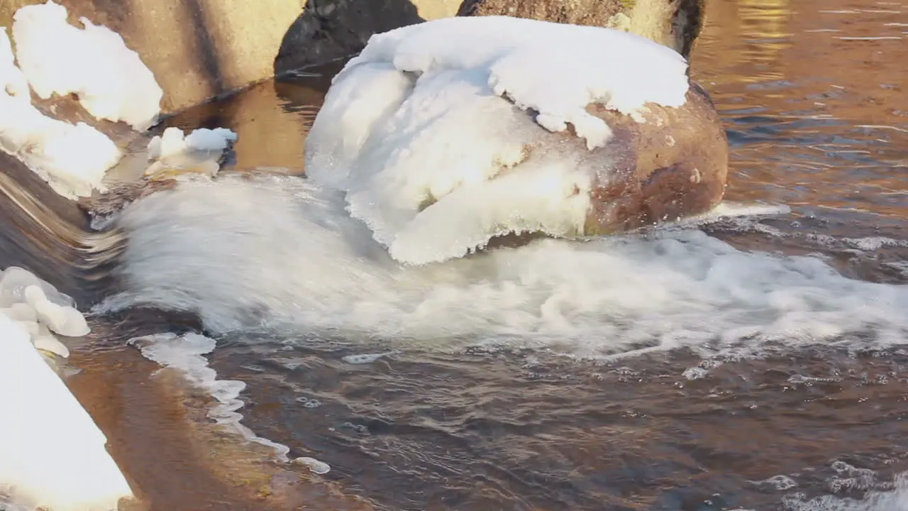 Winterwasser Wasserfluss Im Winter Kleiner Wasserfall Im Winter Schnee Auf Steinen