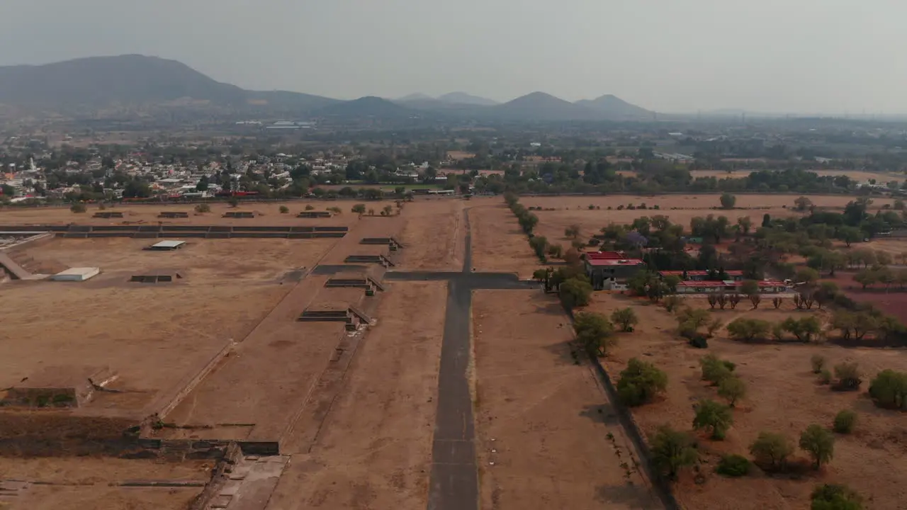 Blick Aus Der Vogelperspektive Auf Die Allee Der Toten Im Teotihuacan-Komplex Im Mexiko-Tal Die Allee Der Toten War Die Hauptstraße Von Teotihuacan Die Die Mondpyramide Und Den Zitadellenkomplex Teilte