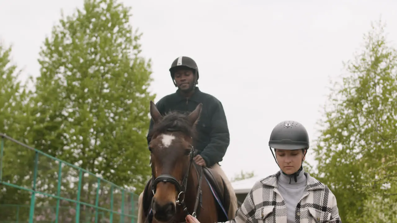 Hombre Montando Un Caballo Borwn Al Aire Libre