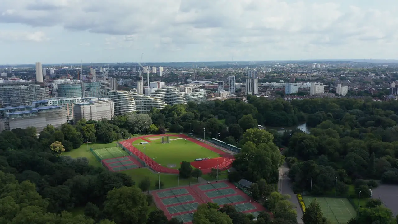 Metraje De Diapositivas Y Panorámicas De Millennium Arena Y Canchas De Tenis En Battersea Park En El Río Thames Vista Panorámica De La Ciudad Londres Reino Unido