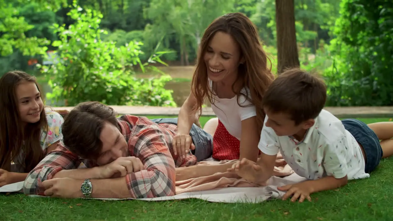 Familia Acostada Sobre Una Manta En El Parque Hermanos Con Padres Divirtiéndose En El Bosque