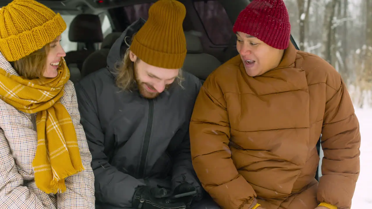 Tres Amigos Felices Hablando Y Riendo Juntos Mientras Se Sientan En El Maletero Del Camión En Un Día De Invierno Nevado