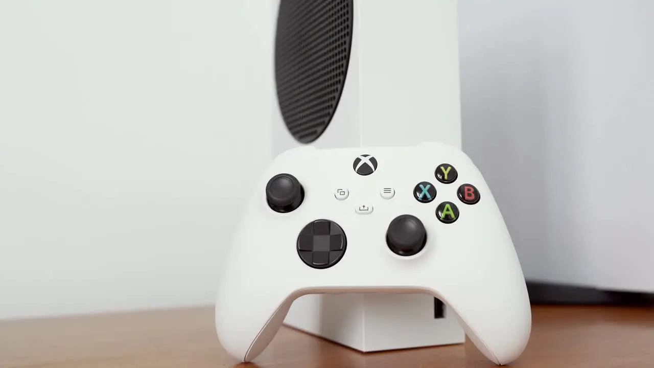 new Xbox series S console and controller