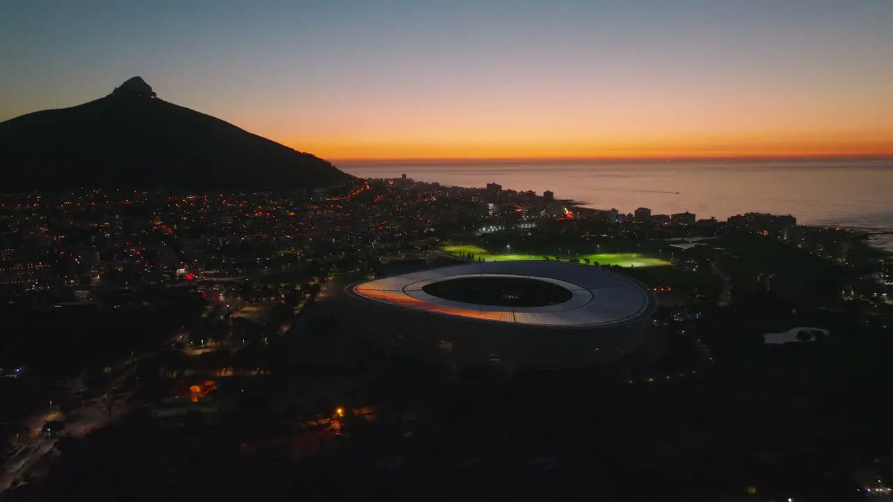 Modernes Fußballstadion Und Umliegende Stadtentwicklung Nach Sonnenuntergang Stadtbezirk Am Meer In Der Abenddämmerung Kapstadt Süd Afrika