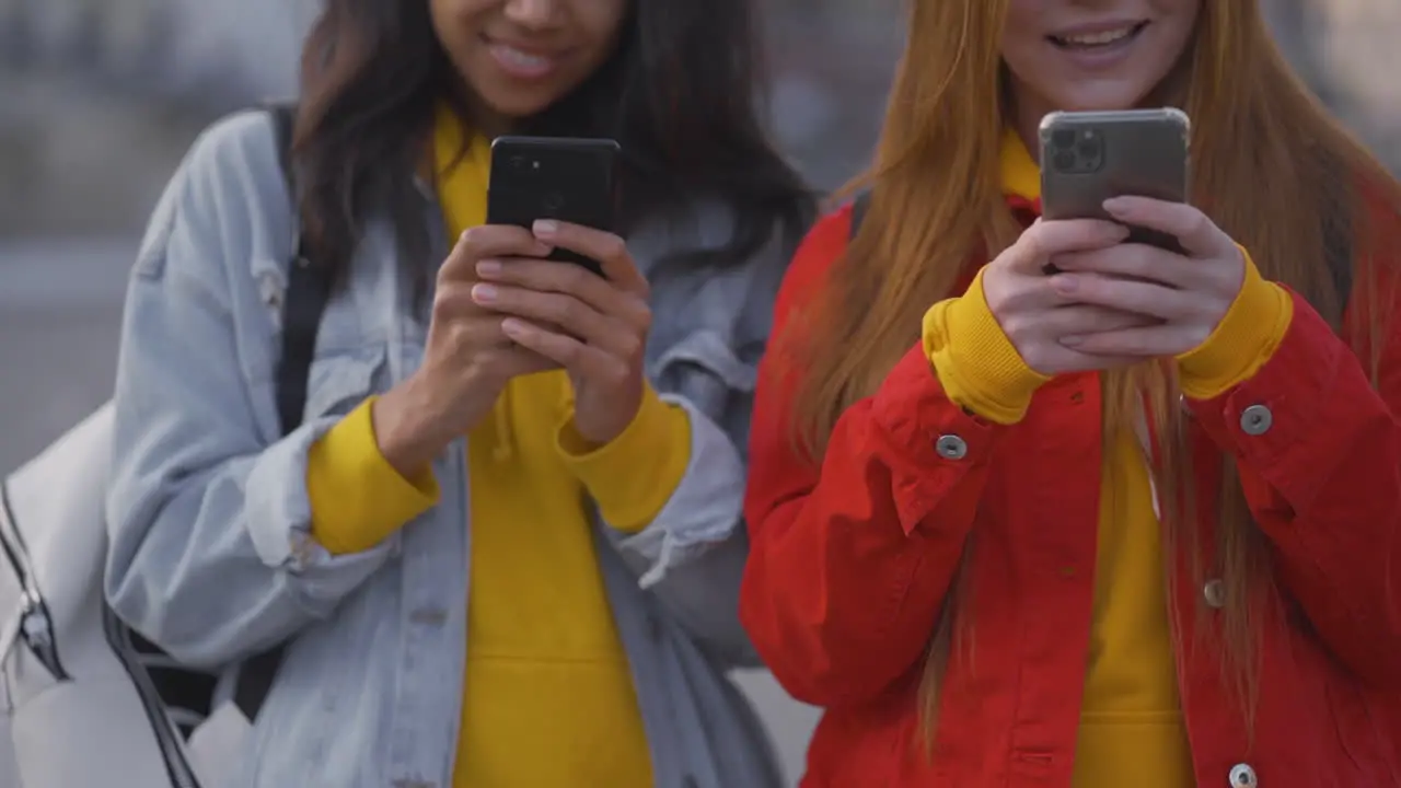 Amigas Felices Multiétnicas Que Usan Teléfonos Inteligentes