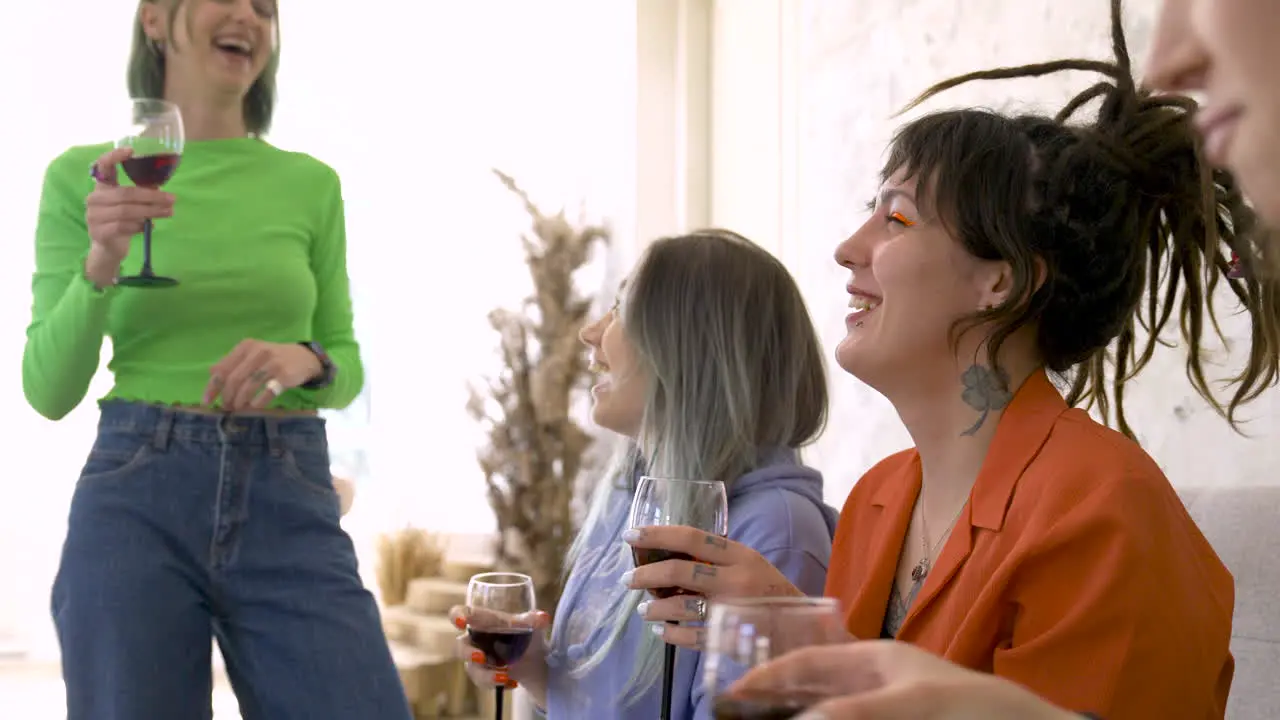 Alegres Amigas Bebiendo Vino Y Hablando Durante Una Divertida Fiesta En Casa