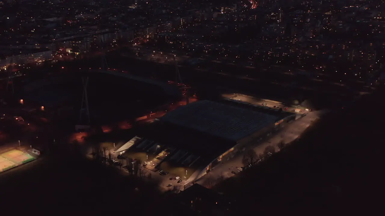 Flug Um Sportplatz Moderne Halle Und Fußballstadion Luftaufnahmen Der Stadt Bei Nacht Berlin Deutschland