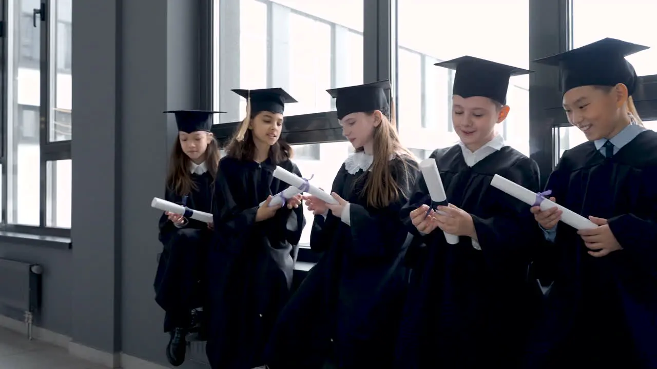 Gruppe Glücklicher Vorschulschüler In Doktorhut Und Kleid