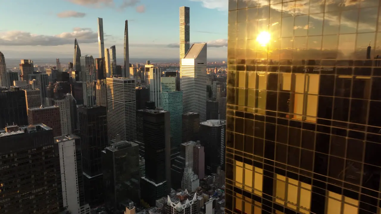 Fliegen Sie Um Ein Modernes Hochhaus Mit Glänzender Fassade Die Die Untergehende Sonne Reflektiert Stadtbild Mit Hohen Bürotürmen Manhattan New York City Vereinigte Staaten