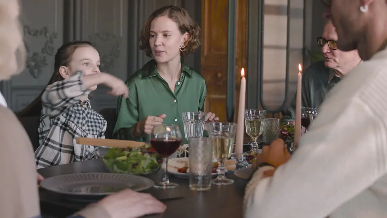 Familia Feliz Sentada A La Mesa Y Comiendo Juntos