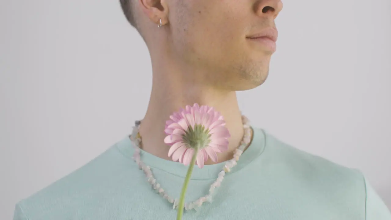 Hombre Guapo Con Camiseta Verde Y Collar Con Flor