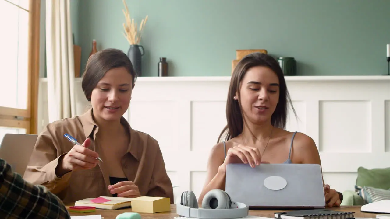 La Cámara Se Enfoca En Una Chica De Un Grupo De Estudio Que Escribe Sentada En La Mesa