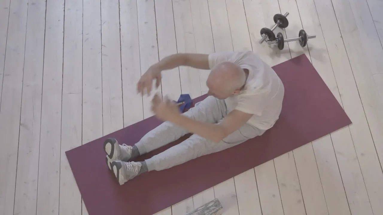 Anciano Estirándose Y Haciendo Ejercicio En Una Alfombra De Yoga En Casa 2