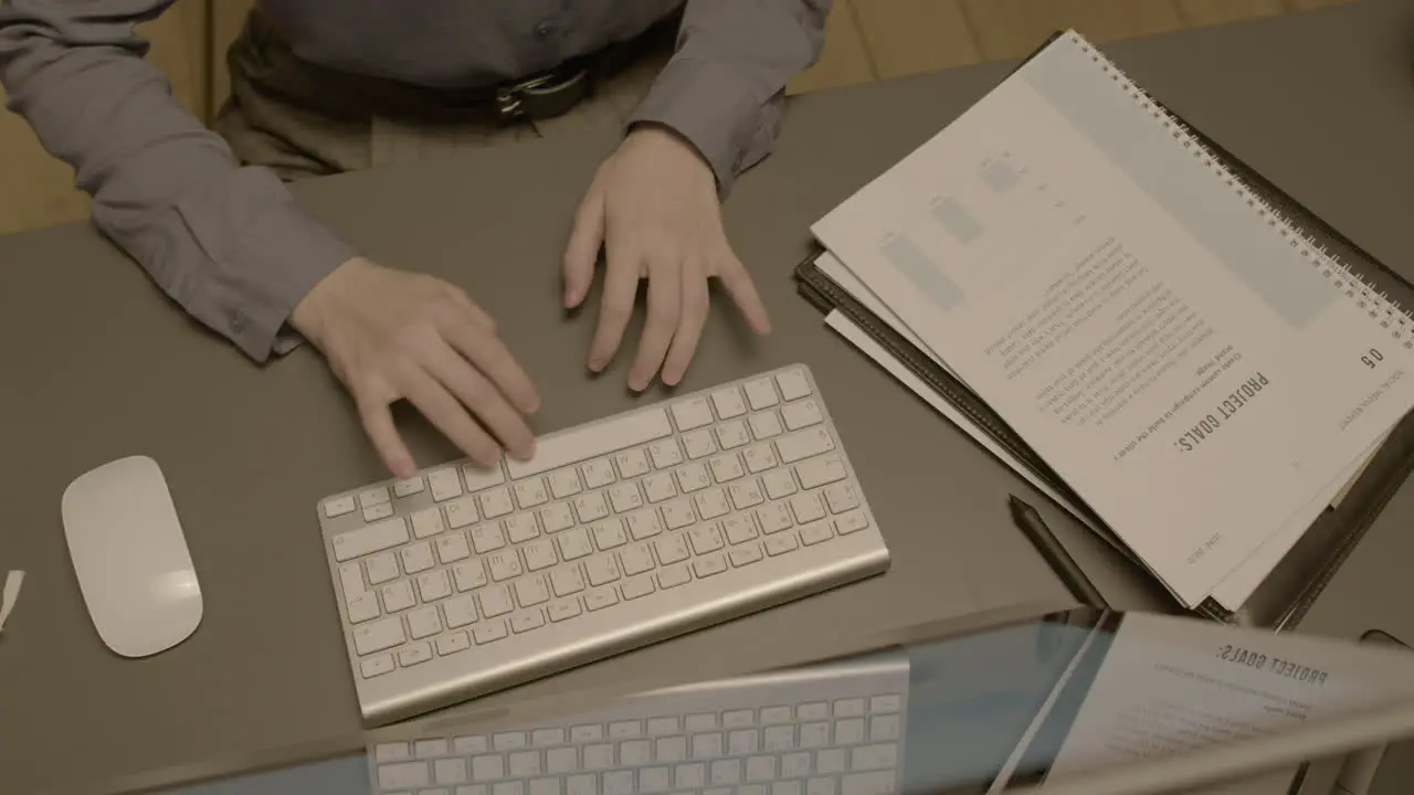 Vista Superior De Las Manos De Una Empleada Irreconocible Escribiendo En El Teclado De Una Computadora Portátil En El Lugar De Trabajo