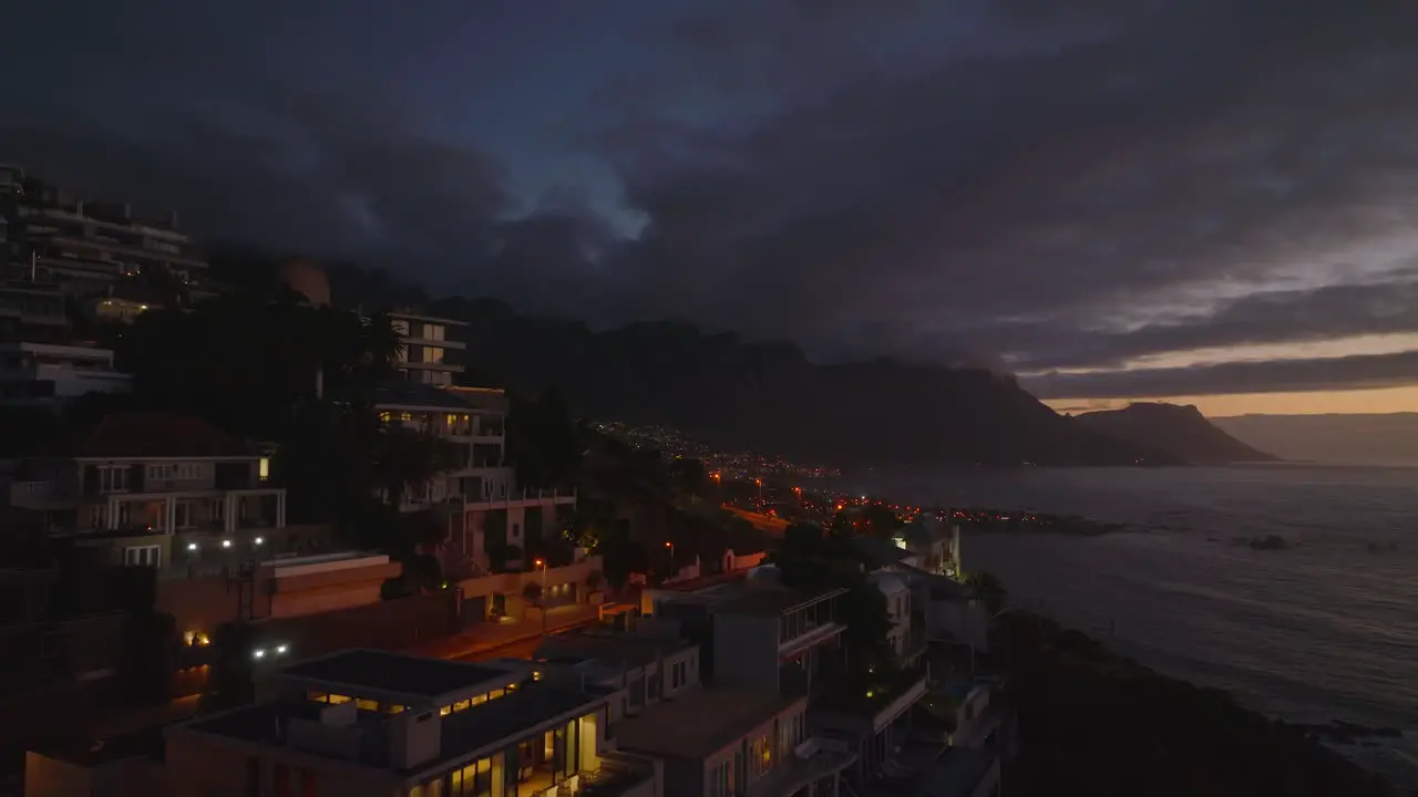 Hotel- Oder Apartmentkomplex Am Meer In Der Abenddämmerung Stürmer Fliegen Nach Sonnenuntergang über Stadtviertel Kapstadt Süd Afrika