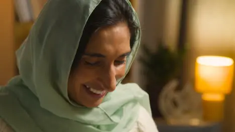 Mujer Usando Hiyab En La Mesa De La Familia Musulmana En Casa Comiendo Comida Iftar Rompiendo El Ayuno Diario Durante El Ramadán Comiendo Samosa