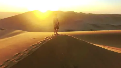 Atravesando Las Dunas Del Desierto